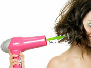 asciugare i capelli con il phon