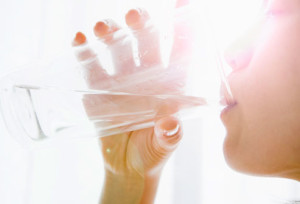 bere acqua